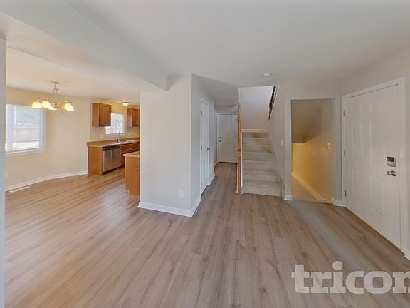 3rd image of 4470 Hollyridge Dr