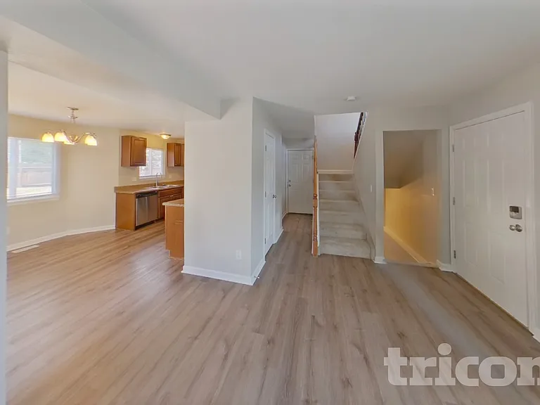 4470 Hollyridge Dr — Photo 3