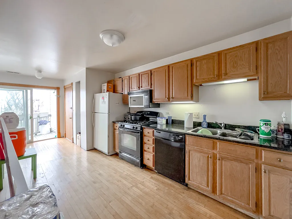 Outstanding 4 Bed, 2 Bath at Sheridan + Columbia (Rogers Park) — Photo 2