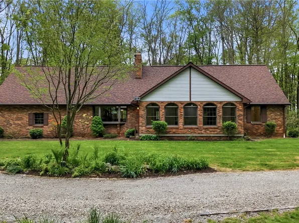 13689 Beard Rd, New Springfield, OH 44443