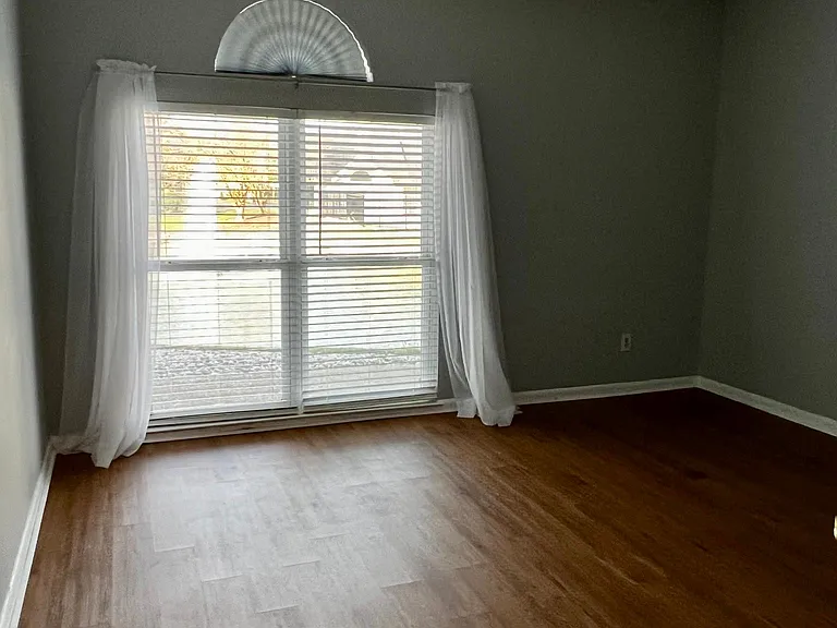 439 E Lake Cir — Photo 7