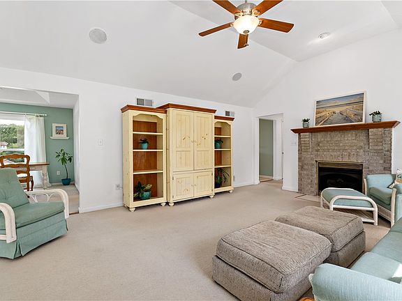 3rd image of 1030 New London Dr