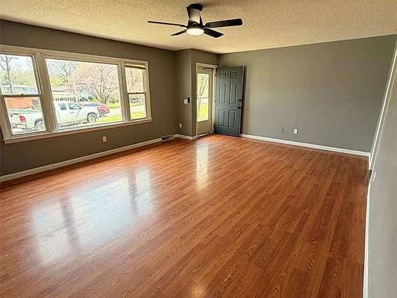 3rd image of 1014 S Woodland Dr