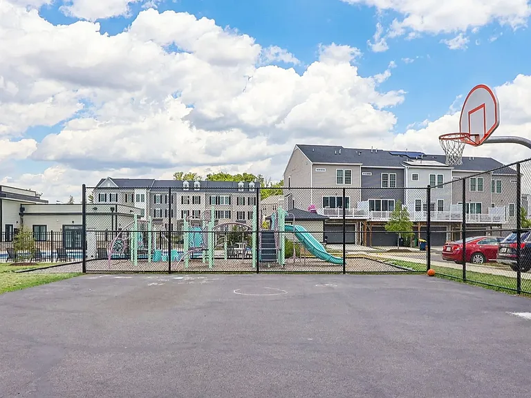 7831 Presidential Pkwy — Photo 27