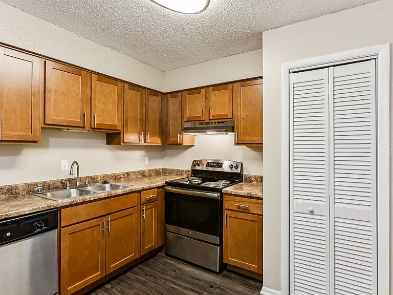 Ashford Place Apartments — Photo 13