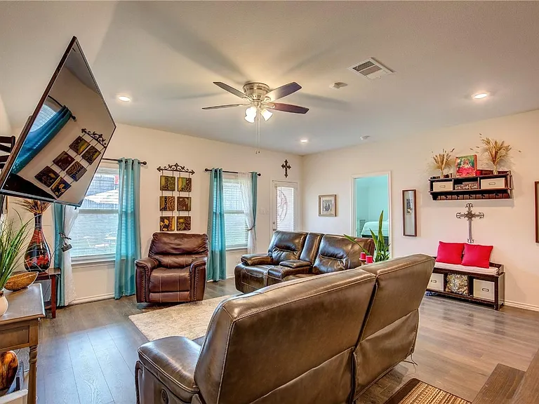1004 Basswood Ln — Photo 13