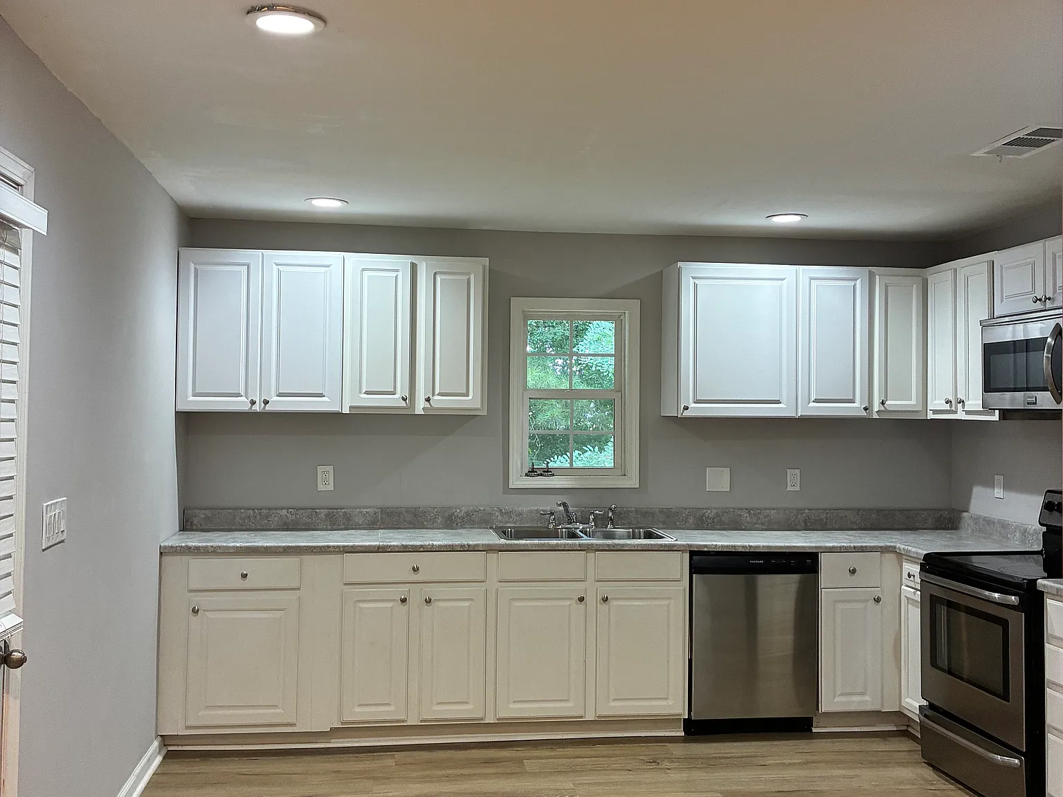 3 bed, 1073 sqft, $1,610 — Photo 2