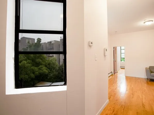 194 Vernon Avenue image 16 of 23