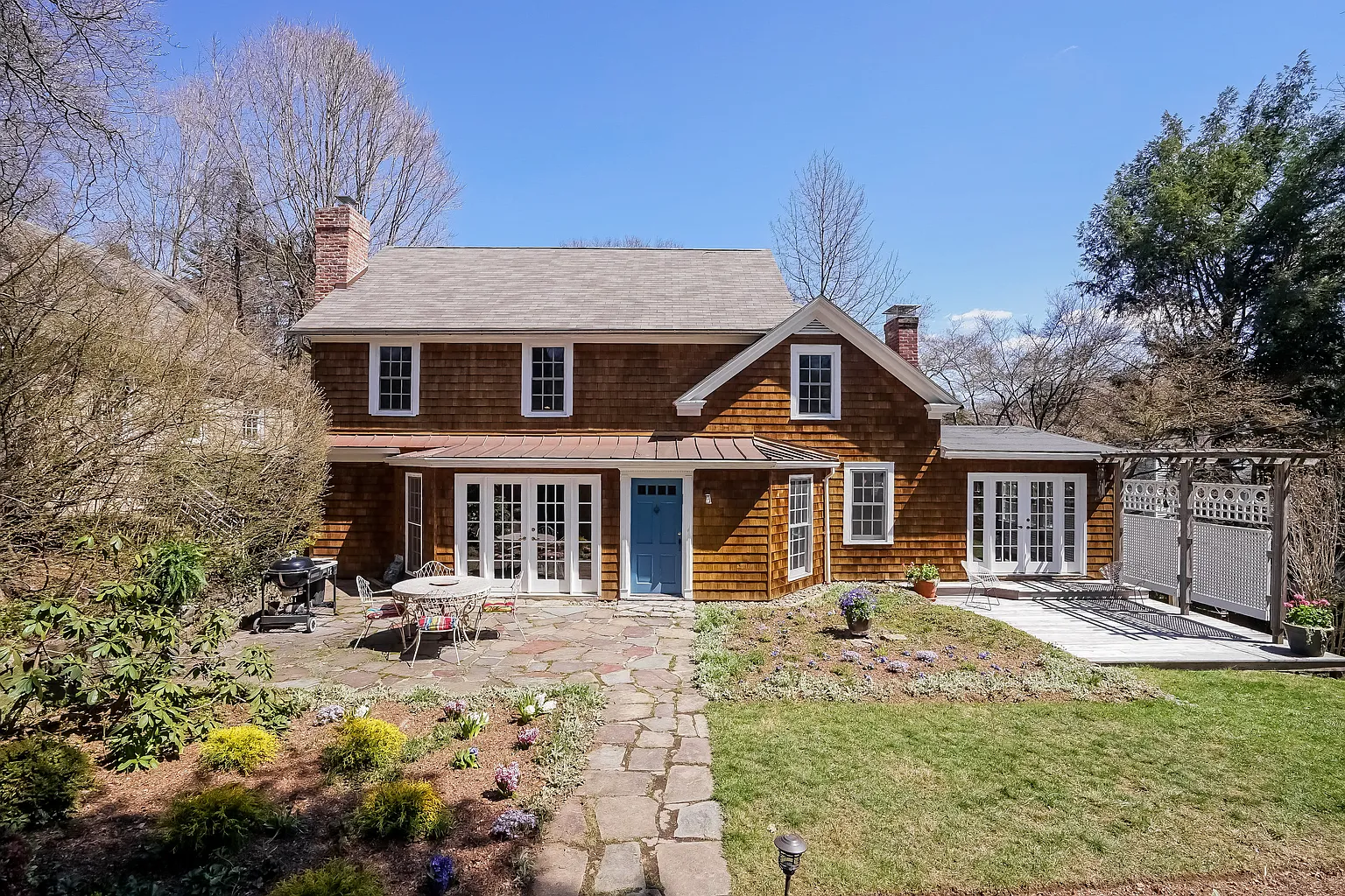 629 Ashford Ave photo 1