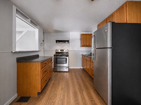 5th image of 461 Mill St