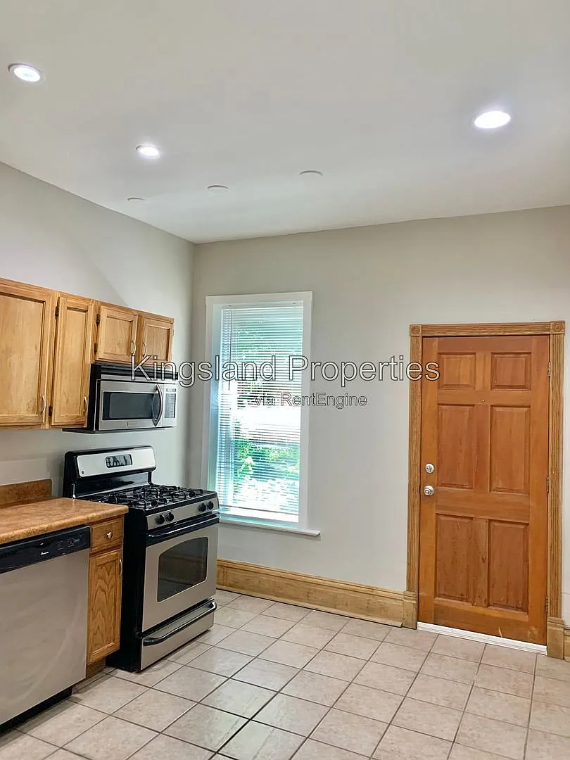 2 bed, 1.0 bath, 1300 sqft, $1,450 — Photo 3