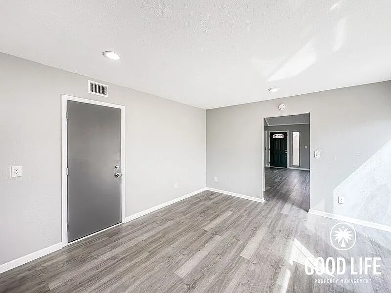 3 bed, 2.0 bath, 1373 sqft, $3,550 — Photo 3