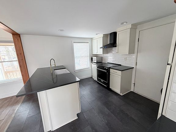 2nd image of 130 Thimbleberry Rd