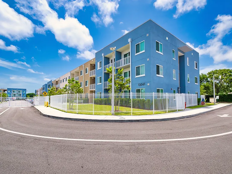 Pine Groves Apartments — Photo 34