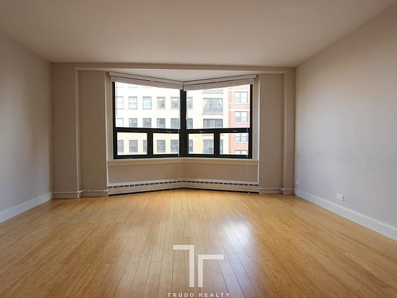 4th image of 445 W Wellington Ave APT 8C