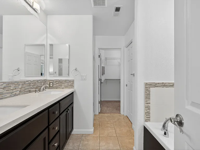 938 Visconti Pl — Photo 34