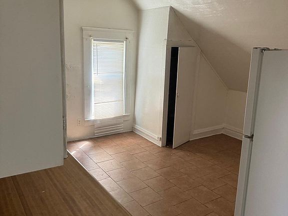 3rd image of 824 Seymour Ave