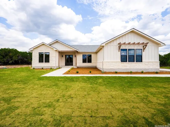 265 Vaquero Dr, Pipe Creek, TX 78063