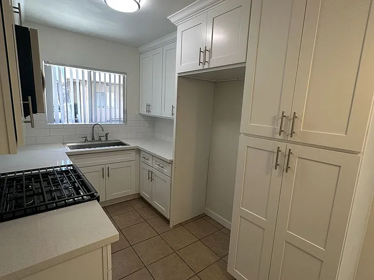 Sepulveda Apartments — Photo 38