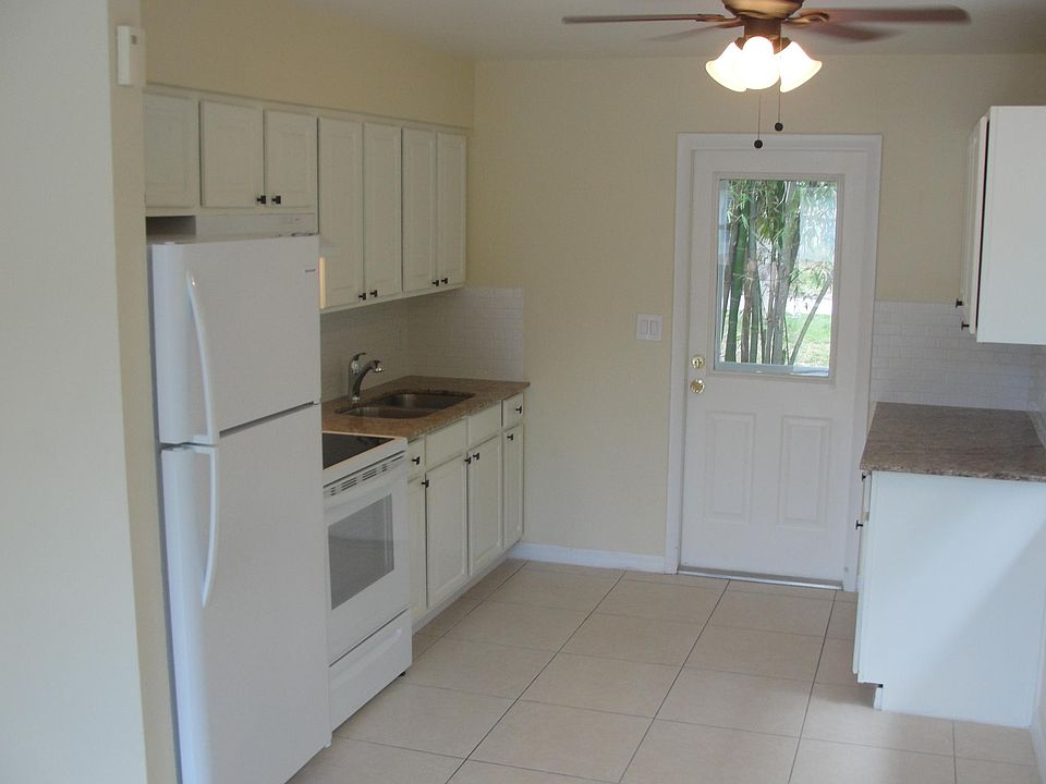 Kitchen - newr appliances, granite counter tops