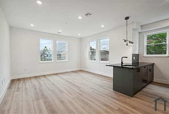 3 bed, 1250 sqft, $1,800 — Photo 3
