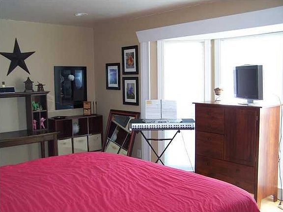 3rd image of 313 Dolphin St