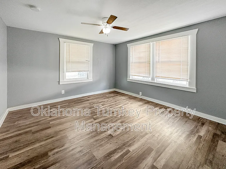 1104 W 8th St — Photo 3