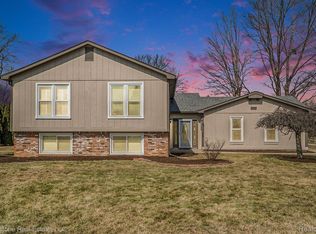 804 Dickson Ln, Rochester Hills, MI 48307