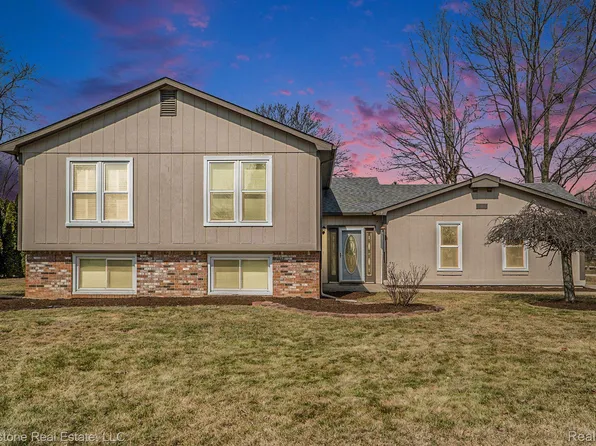 804 Dickson Ln, Rochester Hills, MI 48307