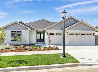 566 Autumn Hills Dr, Medford, OR