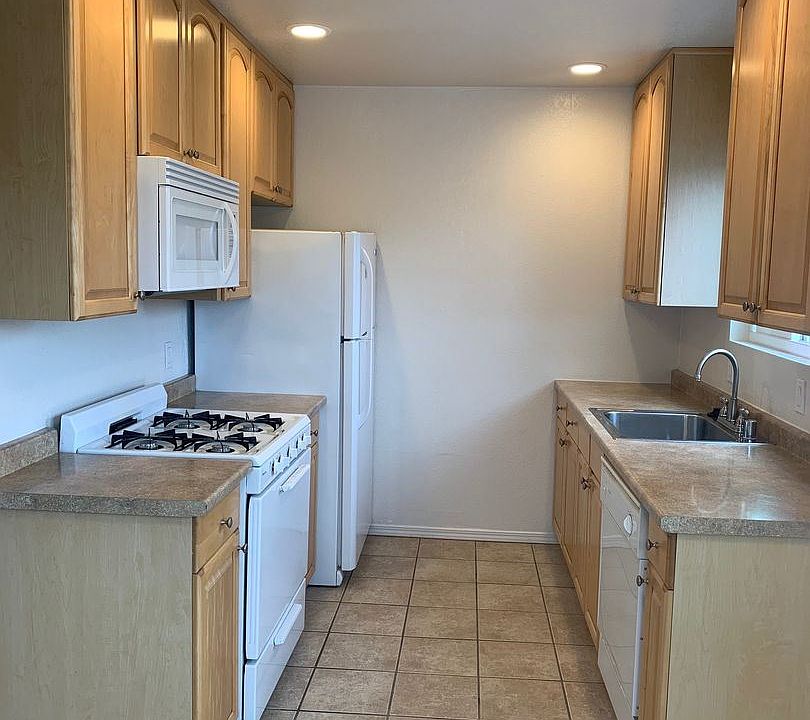 1st image of 12350 Lakeshore Dr APT 11