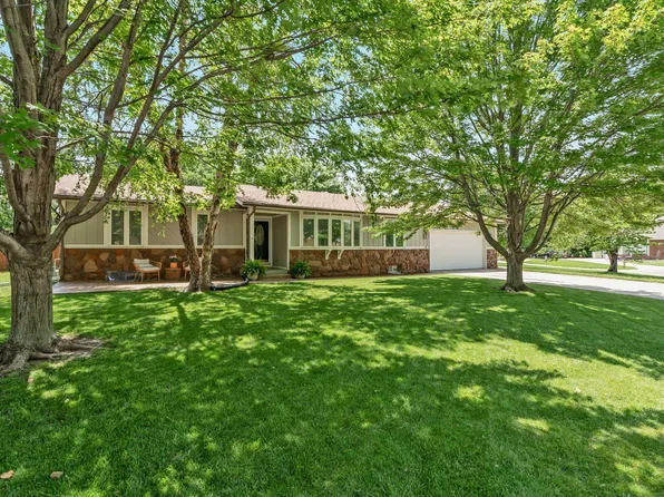 2213 N Bromfield Cir, Wichita, KS 67226