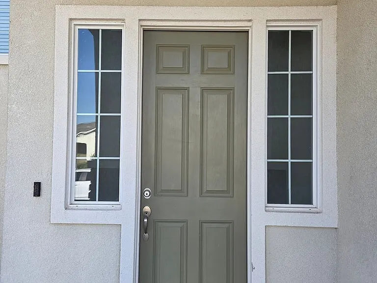 1443 Greenbrier Dr — Photo 3
