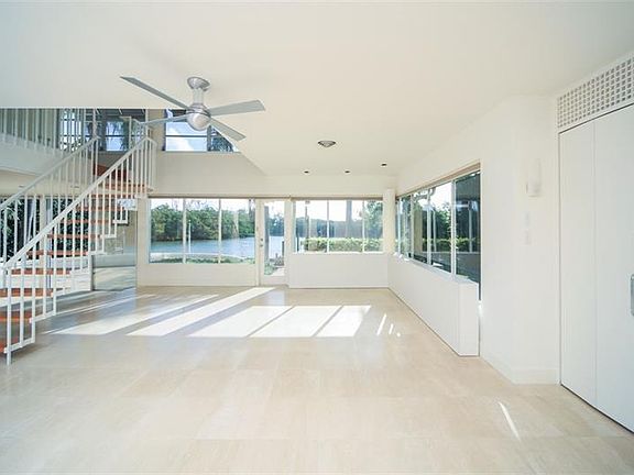 4th image of 121 S Washington Dr