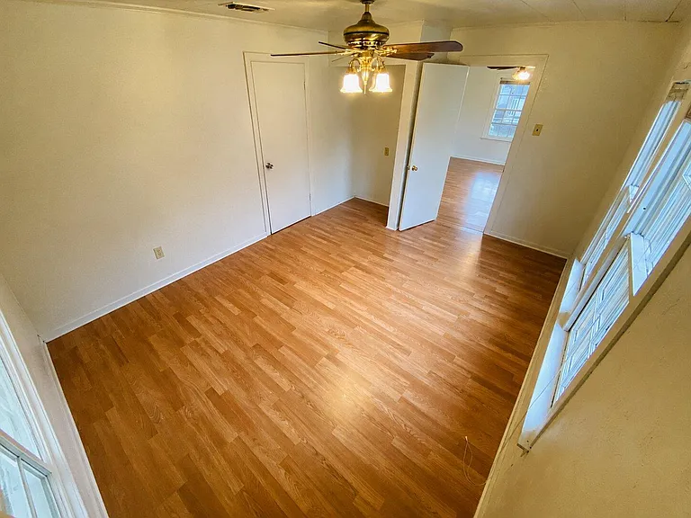365 E Irby St — Photo 9