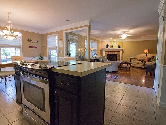 4th image of 8060 Leclay Dr