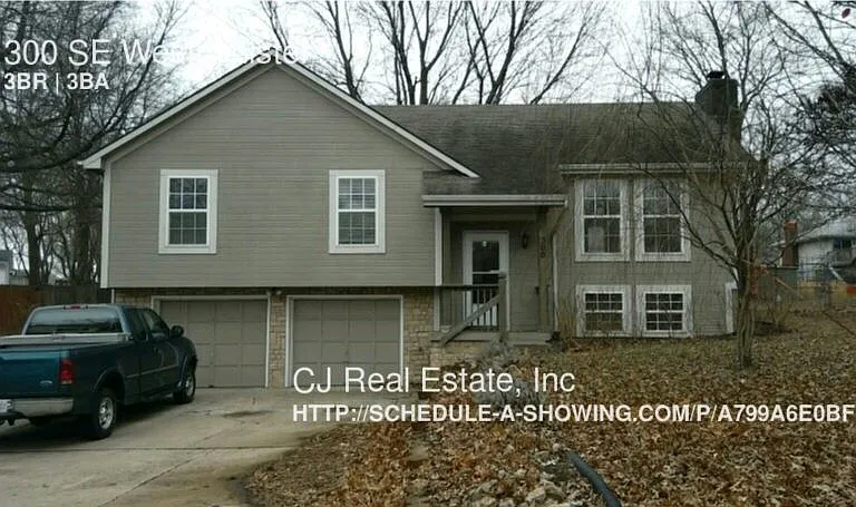 300 SE Westminister Rd — Photo 1