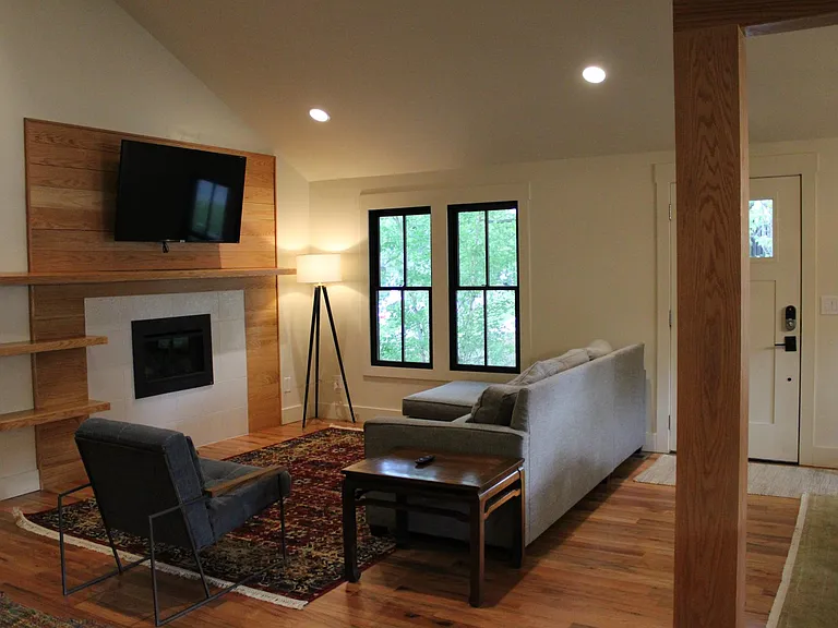 1401 Lillian St — Photo 3