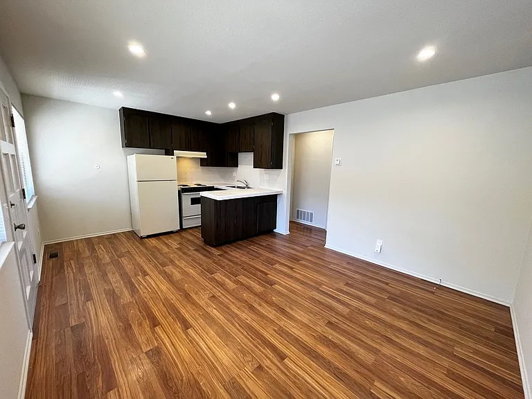 483 Belden St — Photo 3