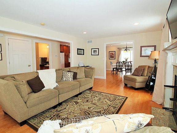 3rd image of 2633 Babcock St