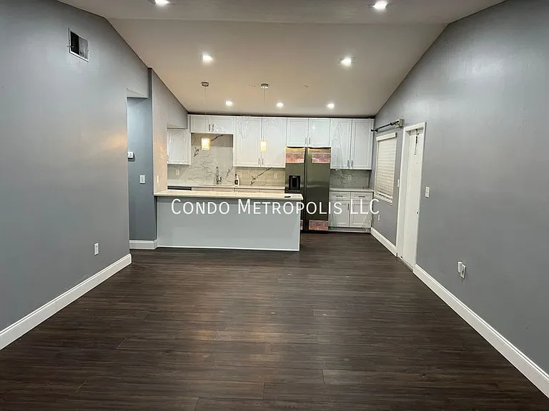 5039 Vineland Rd — Photo 3
