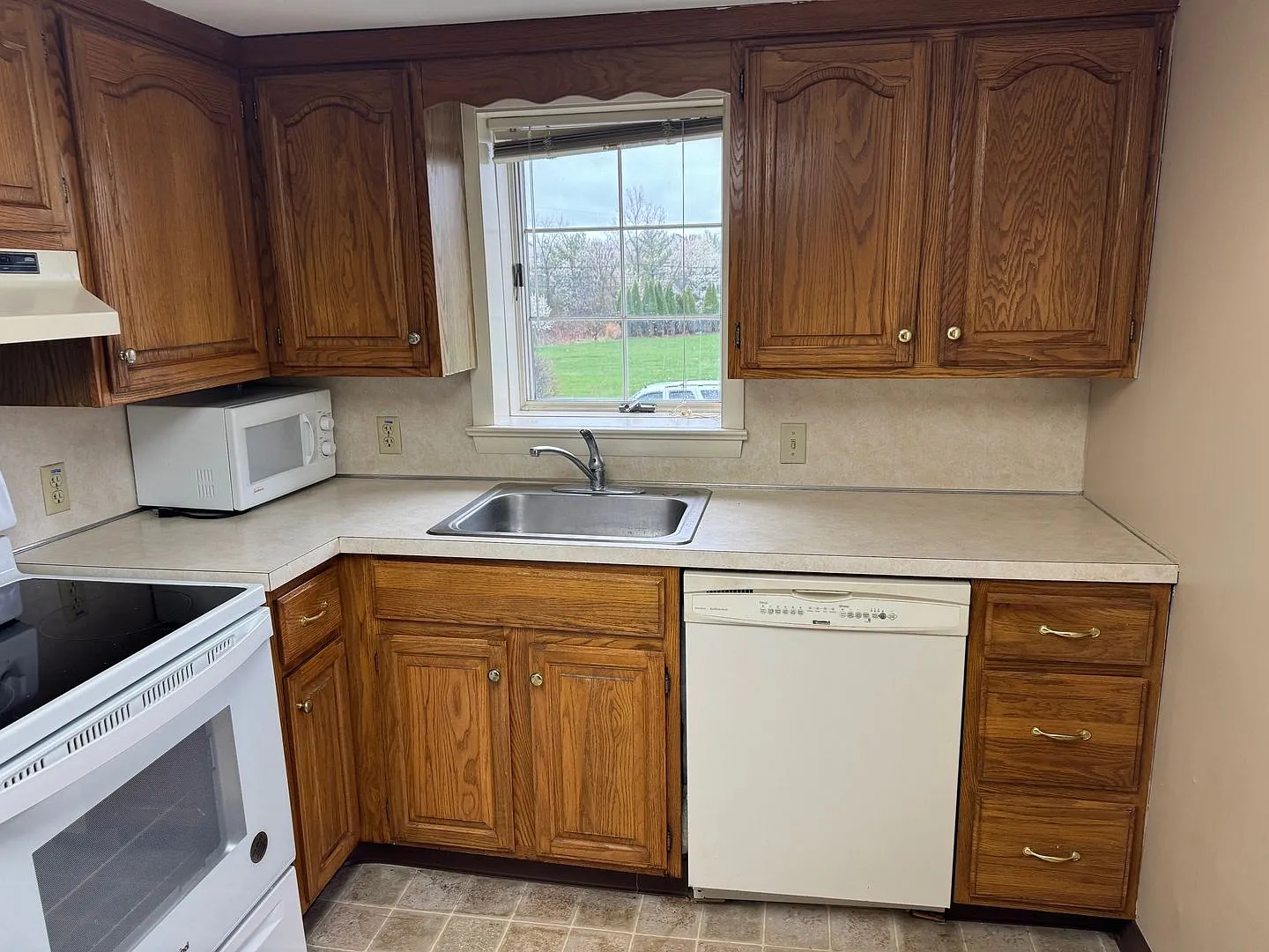 452 E Hancock St — Photo 3