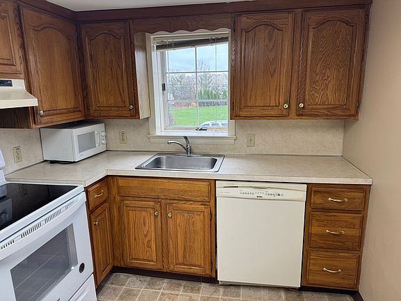 5th image of 452 E Hancock St #B