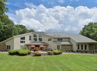 8 Stonewall Rd, Saddle River, NJ 07458