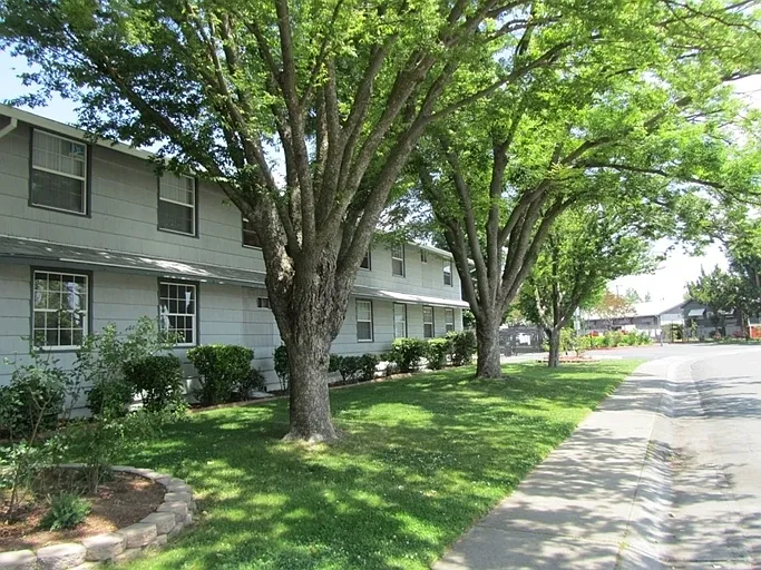 ROCKINGHAM APARTMENTS — Photo 45