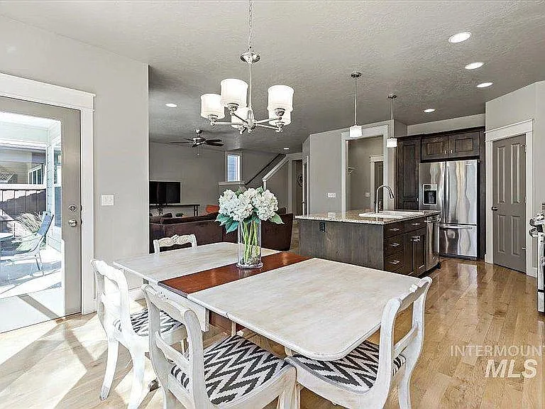 273 W Valentino St — Photo 12
