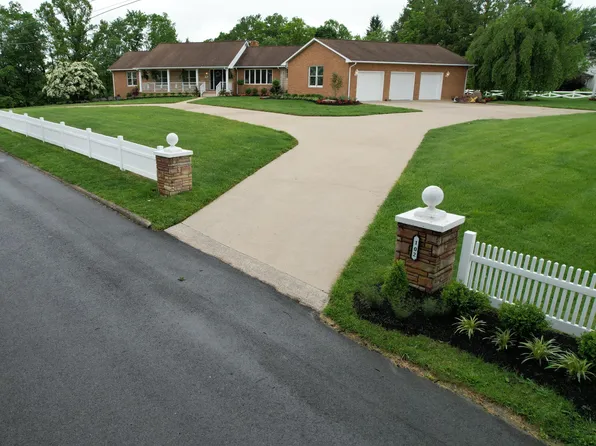 102 Circle Dr, Oak Hill, WV 25901