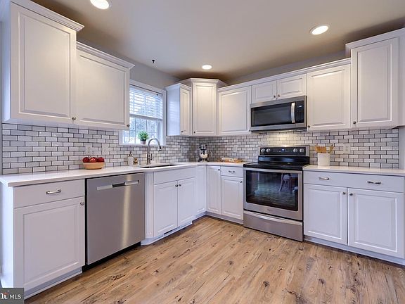 3rd image of 1043 Caspian Ct