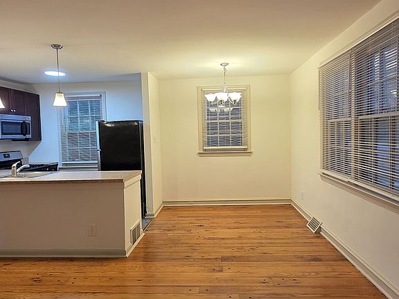 3rd image of 2911 W Queen Ln APT D