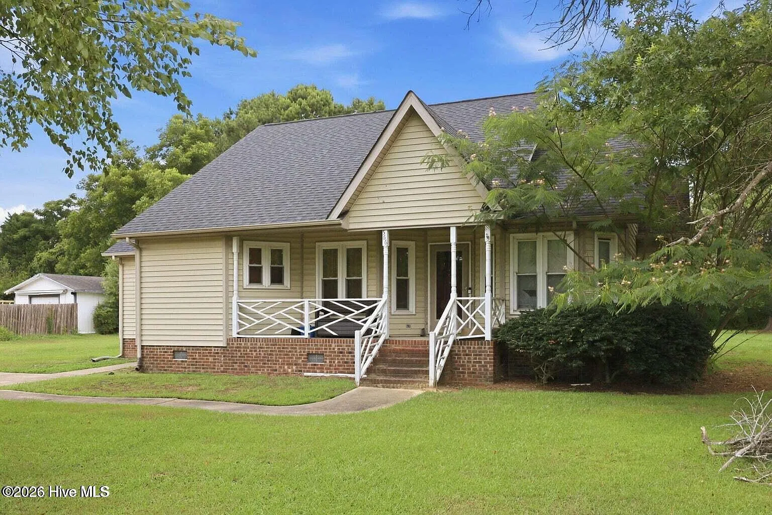 4 bed, 3.0 bath, 2365 sqft, $2,133 — Photo 2